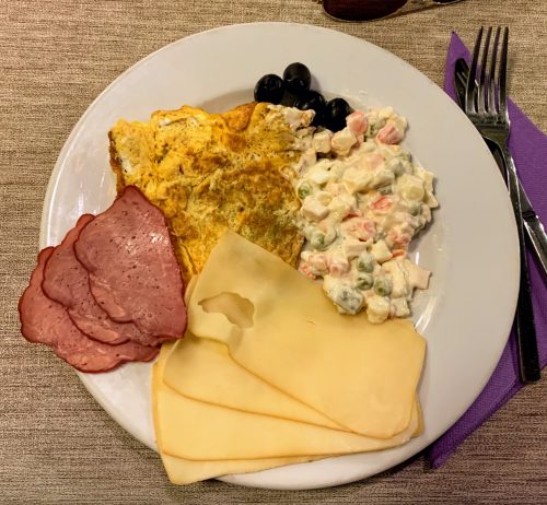 Šunka, kačkavalj, omlet i ruska salata!